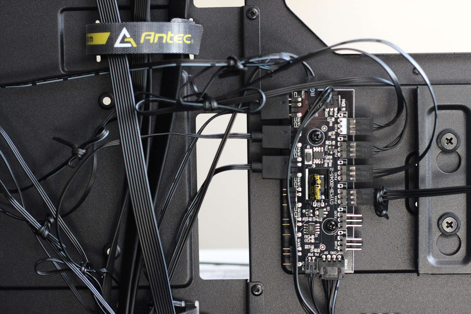 机箱通透，水冷好用，发光体聚集打造“光污染”