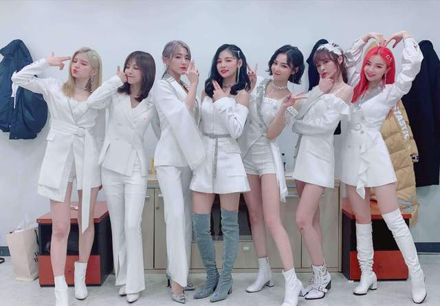 低学历爱豆的故事：光鲜亮丽的偶像，其实只是