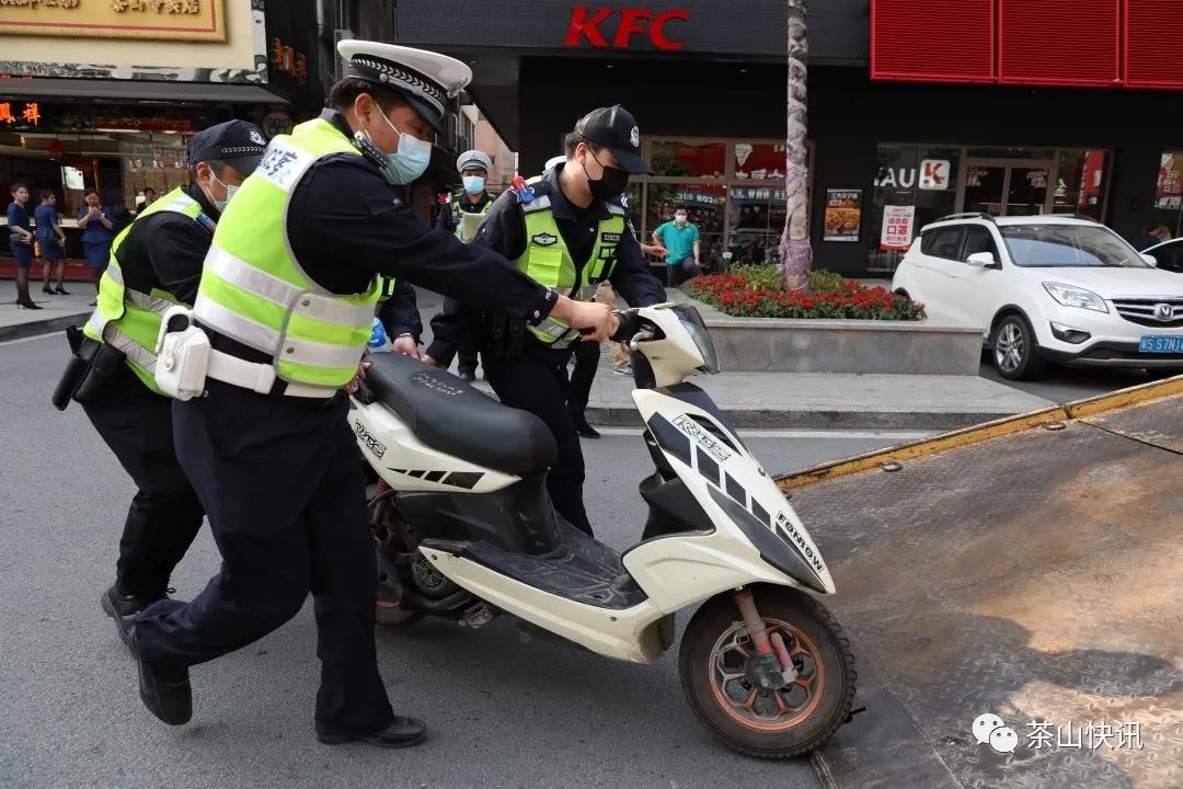 震撼！东莞这个镇街公开销毁2202辆违法摩托车
