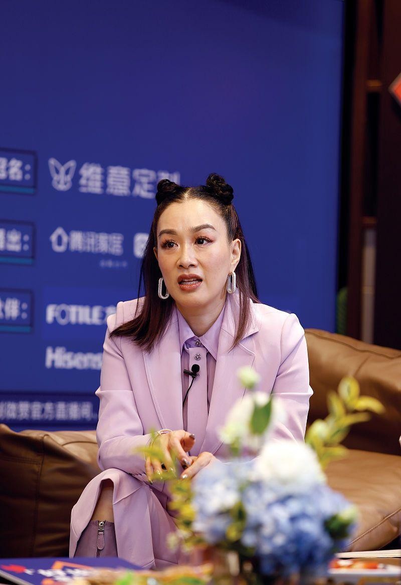 钟丽缇为了扮嫩挺拼的，扎了个“便便头”，但脸上皱纹出卖了年纪
