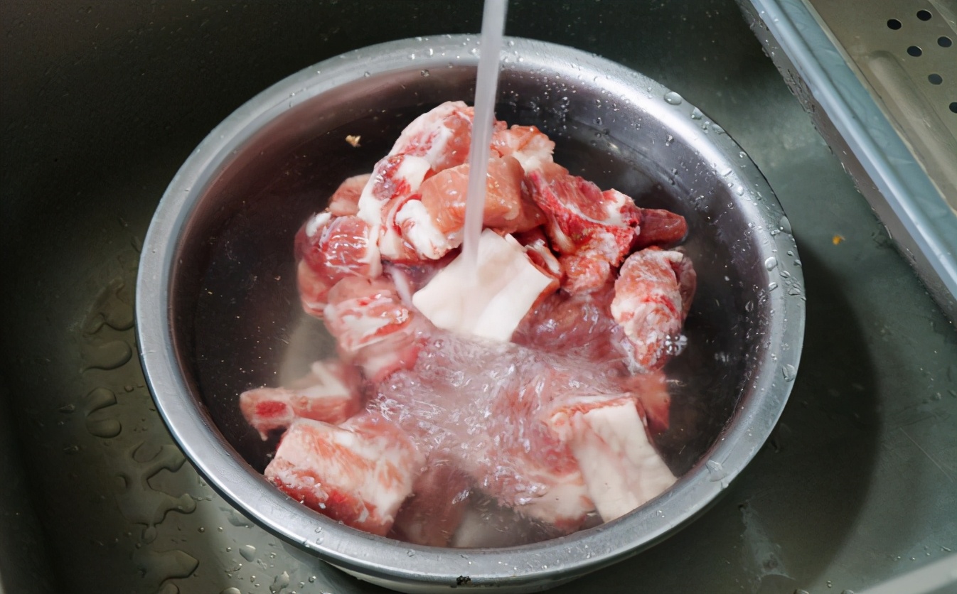 無論解凍什麼肉，都不要用水泡！ 教您一招，肉快速解凍，軟嫩不柴