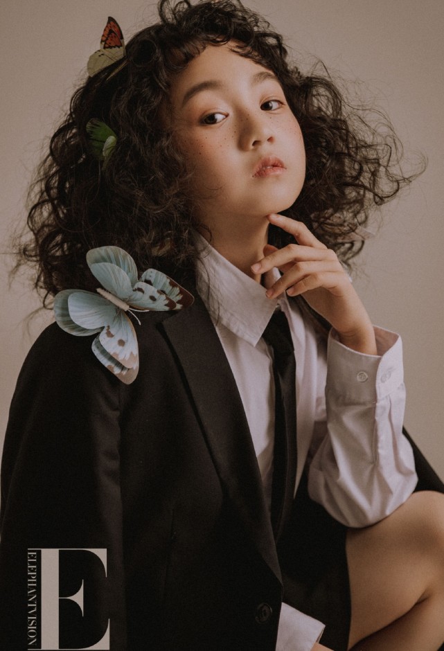 小山竹最新寫真，一改俏皮可愛模樣，燙了頭髮換了新妝容太驚艷