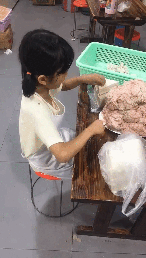 搞笑gif神评:快打开窗,让我进去避避雨