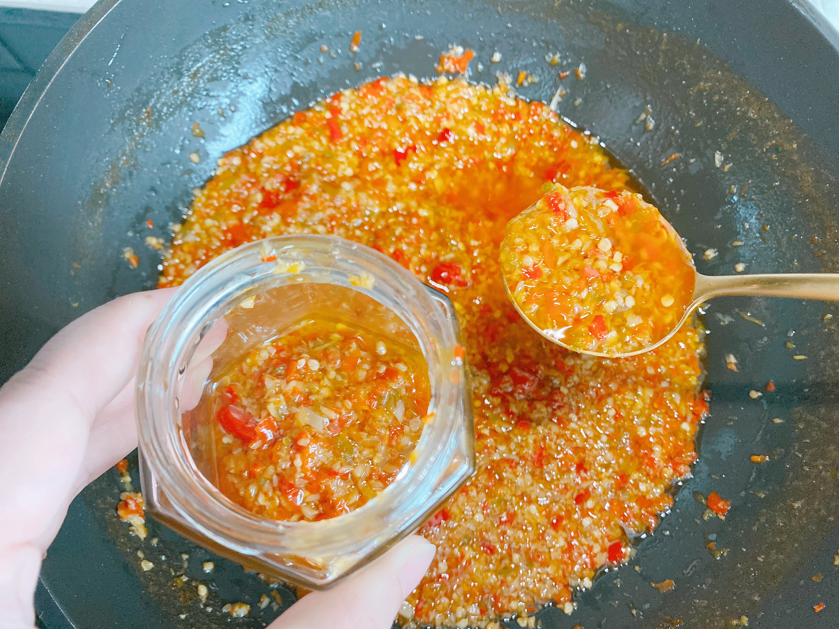 自製蒜蓉辣椒醬，掌握3點，不長白花耐保存，蒜香濃郁拌啥都香