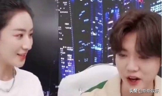 欧阳娜娜空降李佳琦直播间，妆容显老被吐槽，