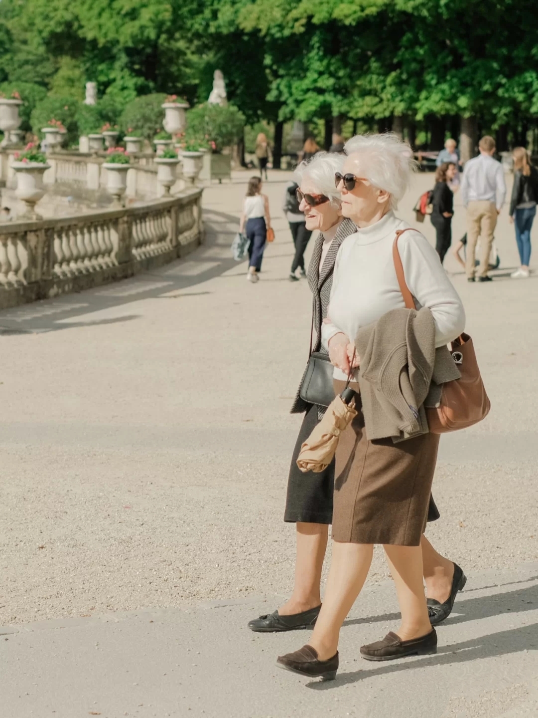 巴黎奶奶们的日常街拍，女人就该这么从容，活到老优雅到老