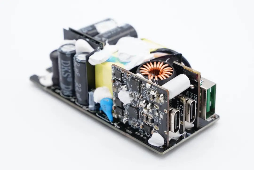 加油中国芯！拆解一款国产GaN器件的65W氮化镓快充