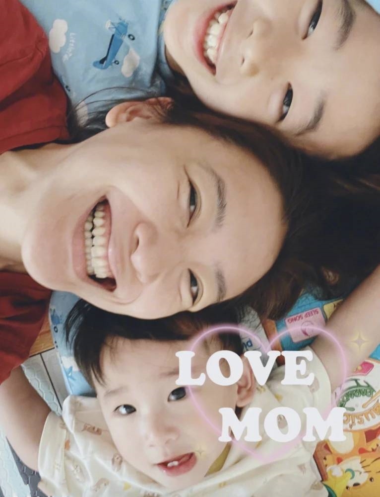 陈小春妻子庆生照，双手捧脸穿T恤皮肤白，小儿子穿兄弟装也出镜