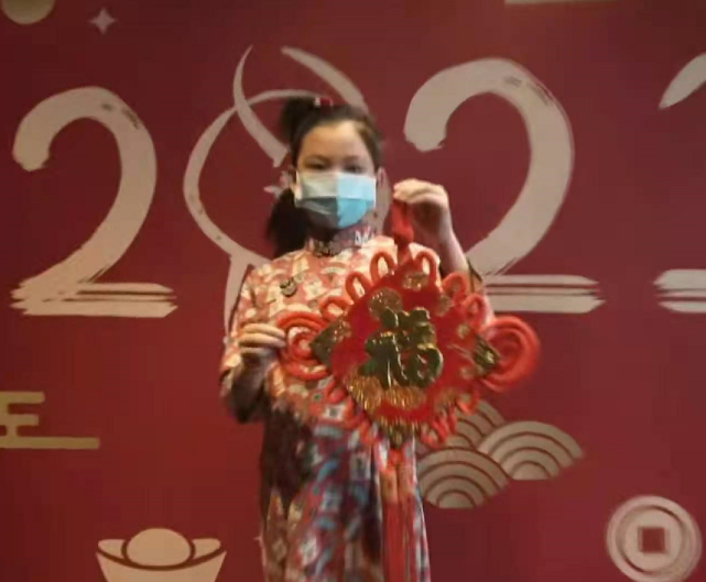 張晉新年首曬全家福，三個兒女同框送祝福，豪宅內景罕見曝光