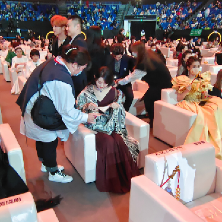 微博之夜尴尬瞬间：杨幂不满安排直接垮脸，丁