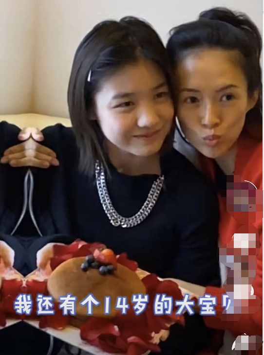 章子怡一家做陶艺，章子怡搂着醒醒做小碗，汪峰做出一滩泥