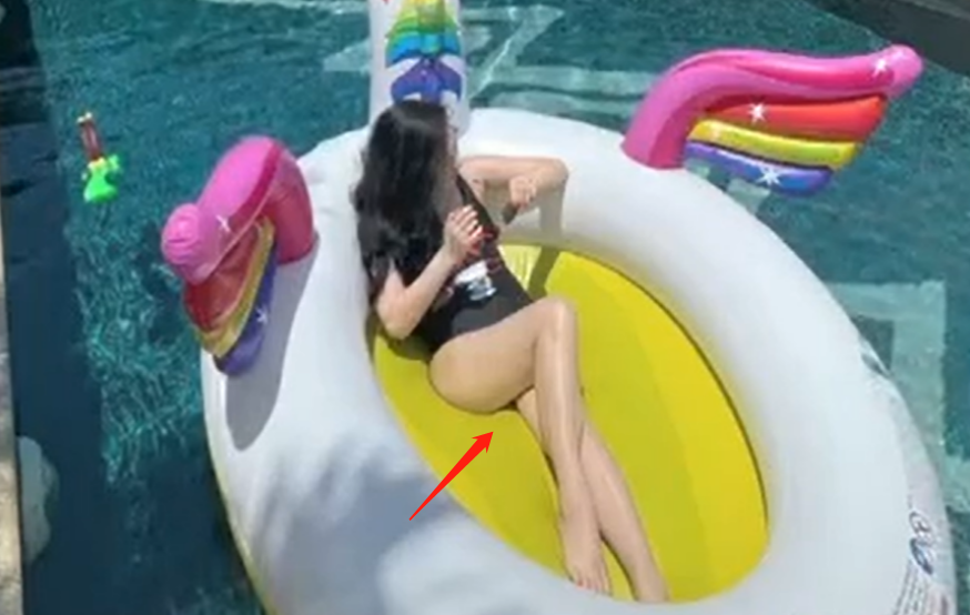 霍思燕与老公路边亲热互动！穿紧身短裤拉太高，秀一截白净大长腿