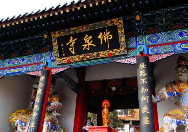 我国最高佛像，高达208米，门票120摸佛脚费50，游客依旧络绎不绝