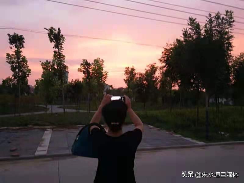 我很头疼，我爱人不支持我搞自媒体。大家参谋参谋，我该怎么办？