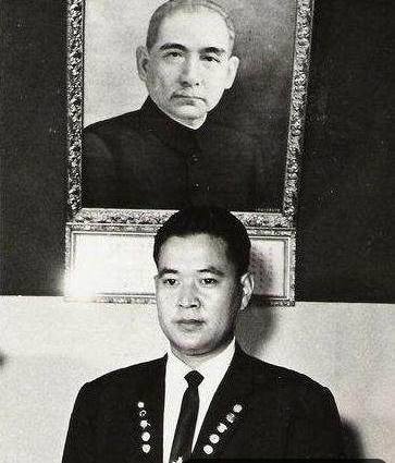 建国后他叛逃到台湾，蒋介石知道后亲自接见，30年后回国探亲被捕