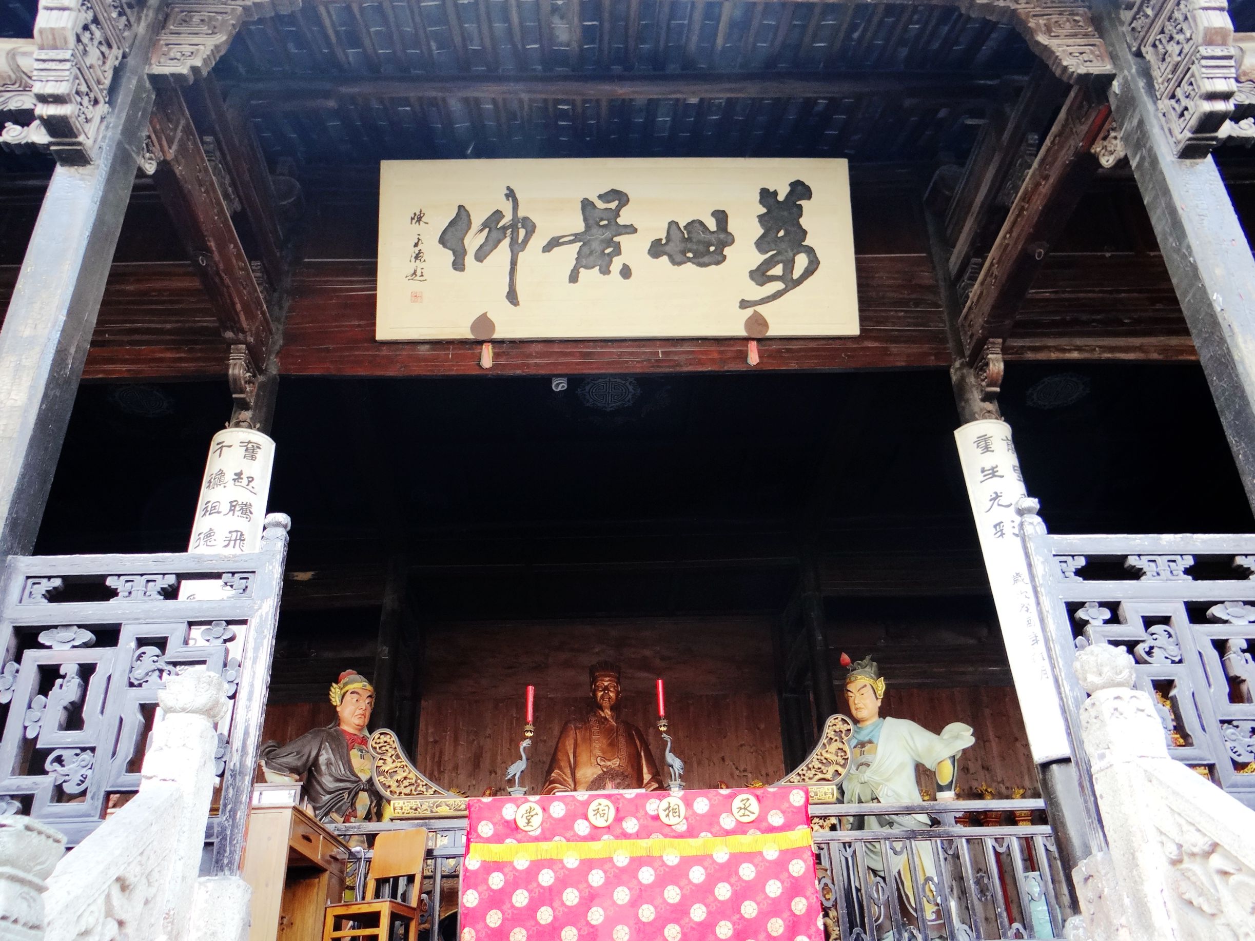 诸葛八卦村构建神奇，后世子孙多以医药为业，这是为了什么原因？