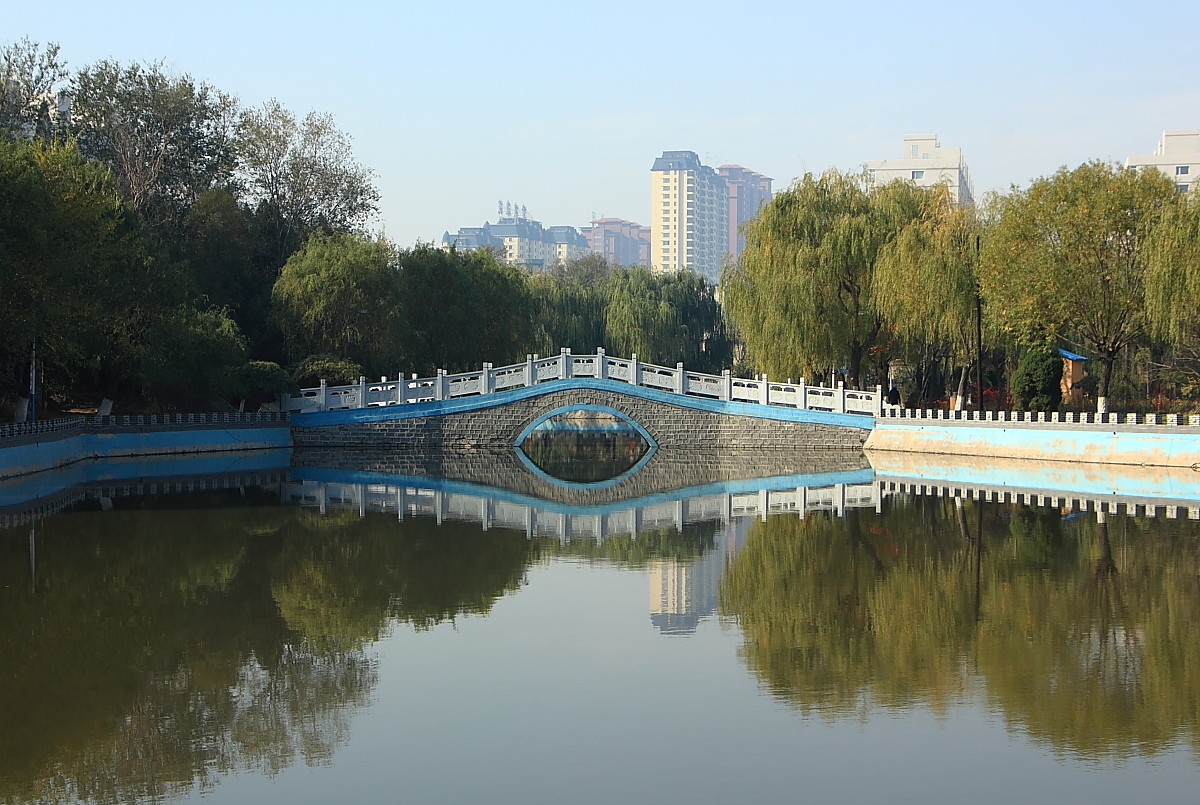 萧军死后备受中国文人的最高的厚葬礼遇，有一个以他名义的公园
