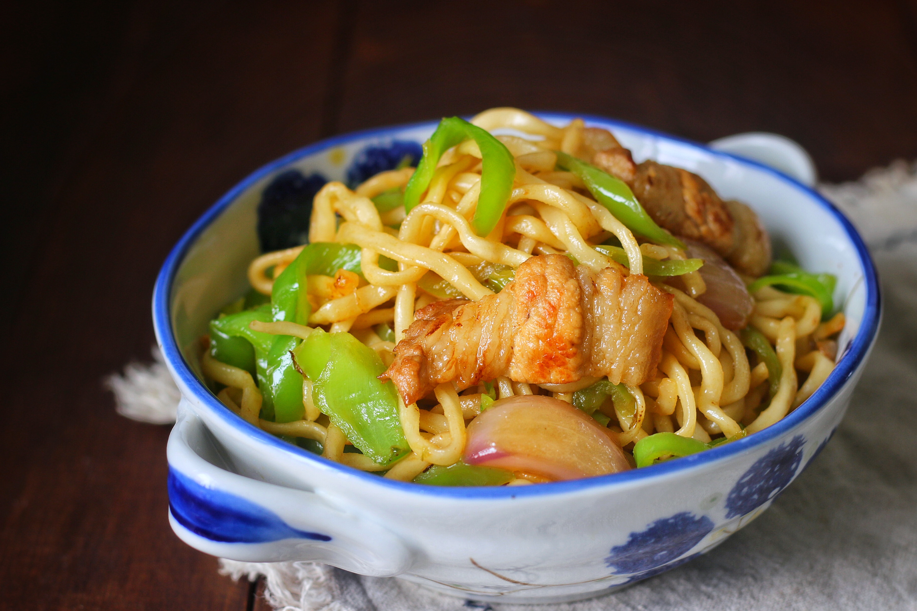 炒麵時，麵條先蒸再炒，根根分明，好吃入味，味道不比飯店差