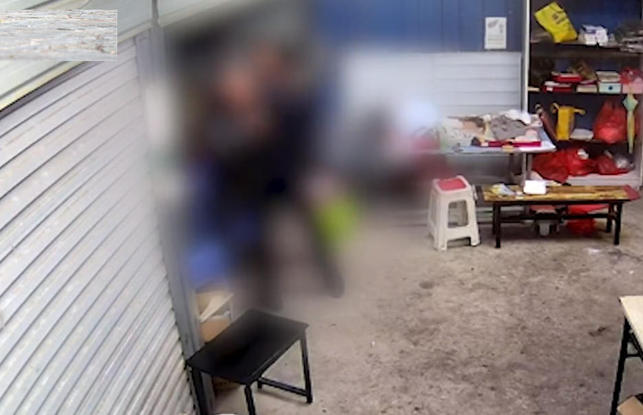 安徽一男子赊账买手机被拒，砍中8岁男童喉部致其死亡，案发时现场有2名民警