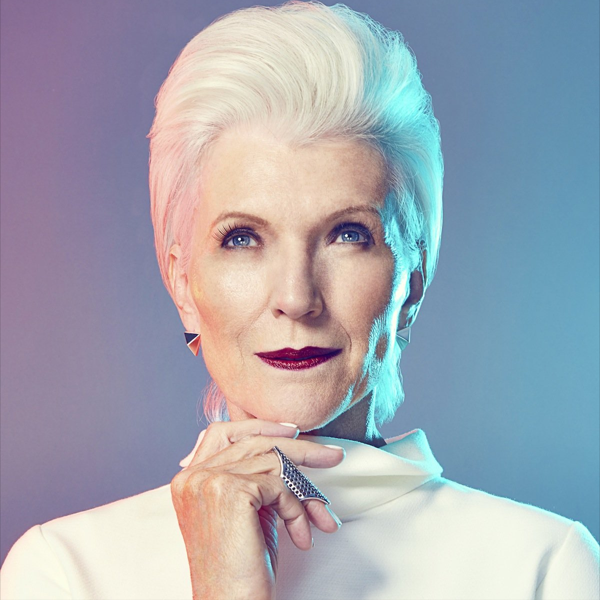 最赚钱的老年模特，被家暴9年，养大3个亿万富翁，儿子创立特斯拉