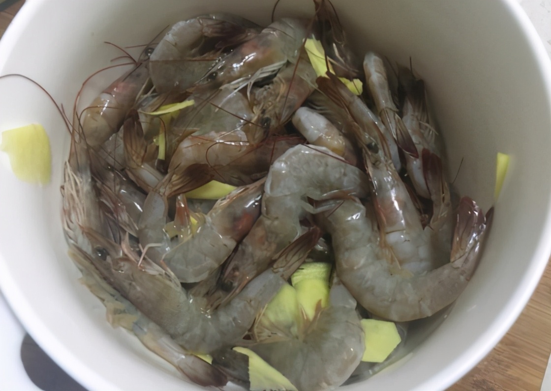 做油燜大蝦，記住2個技巧，蝦肉不腥香味濃味道好，教您正確做法