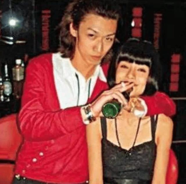 baby在日本打拼时好卑微，酒瓶怼在脸上还得笑脸