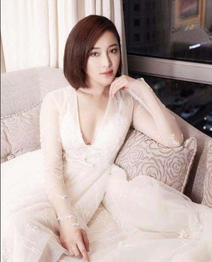 最美“金莲”甘婷婷，一袭“炼乳”裙太惊艳，