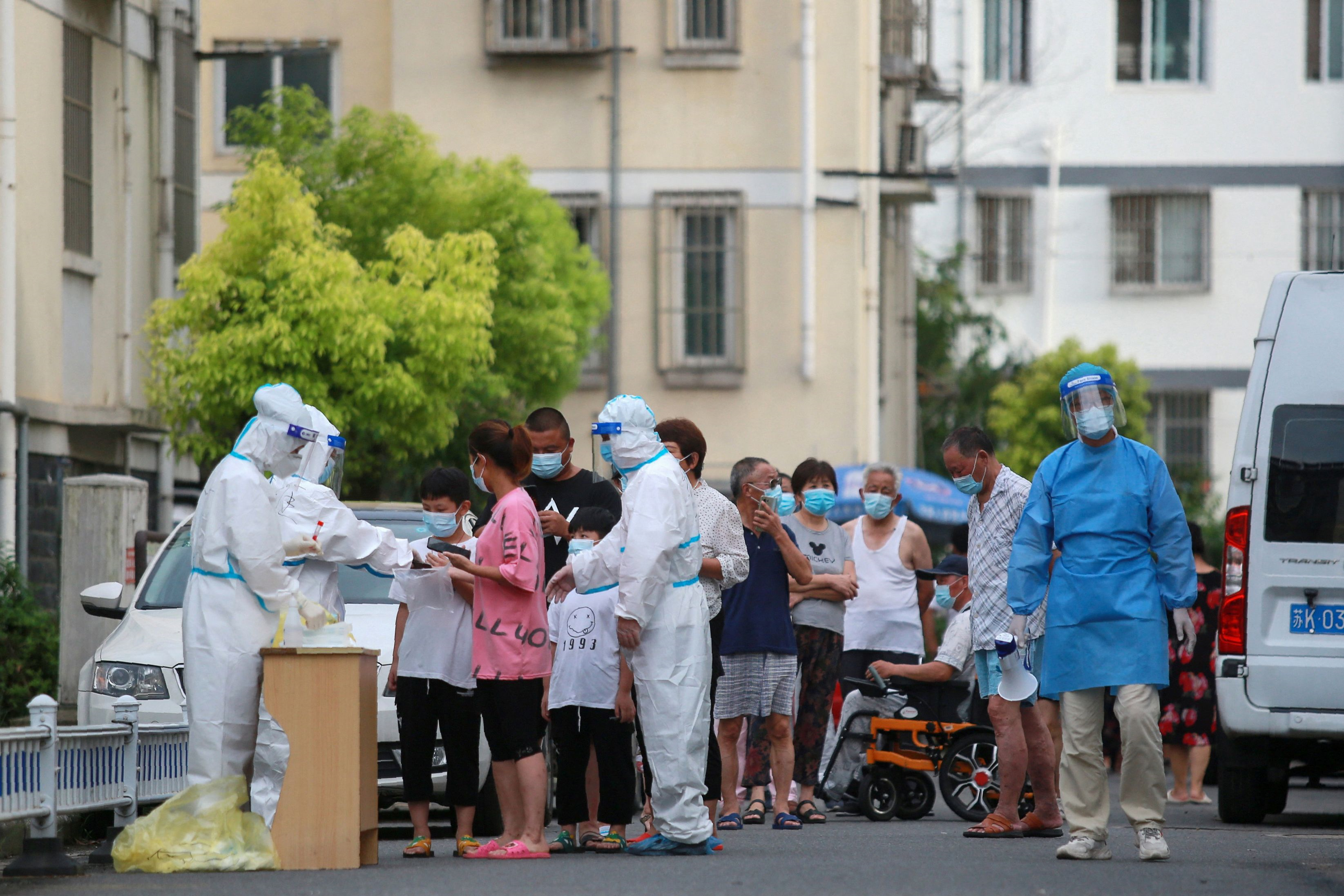 11日,中共中央政治局委员,国务院副总理孙春兰赴扬州调研指导疫情防控