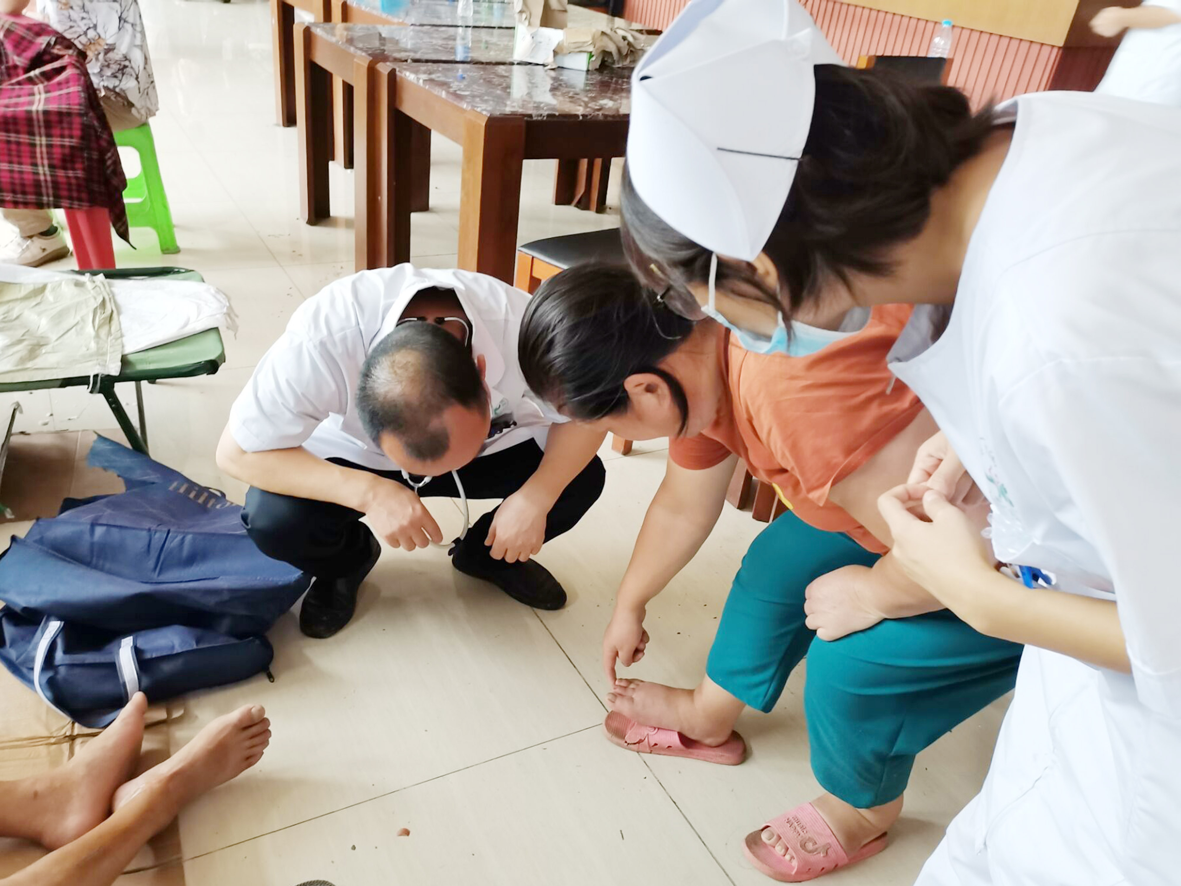 抗洪救灾 我们决不缺席