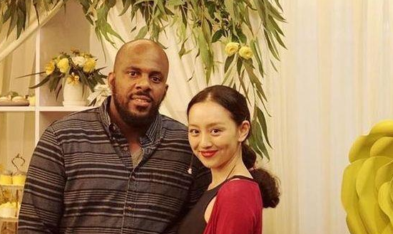 跨国恋嫁给黑人后，32岁的叶彤还记得与释小龙有关的日子吗？