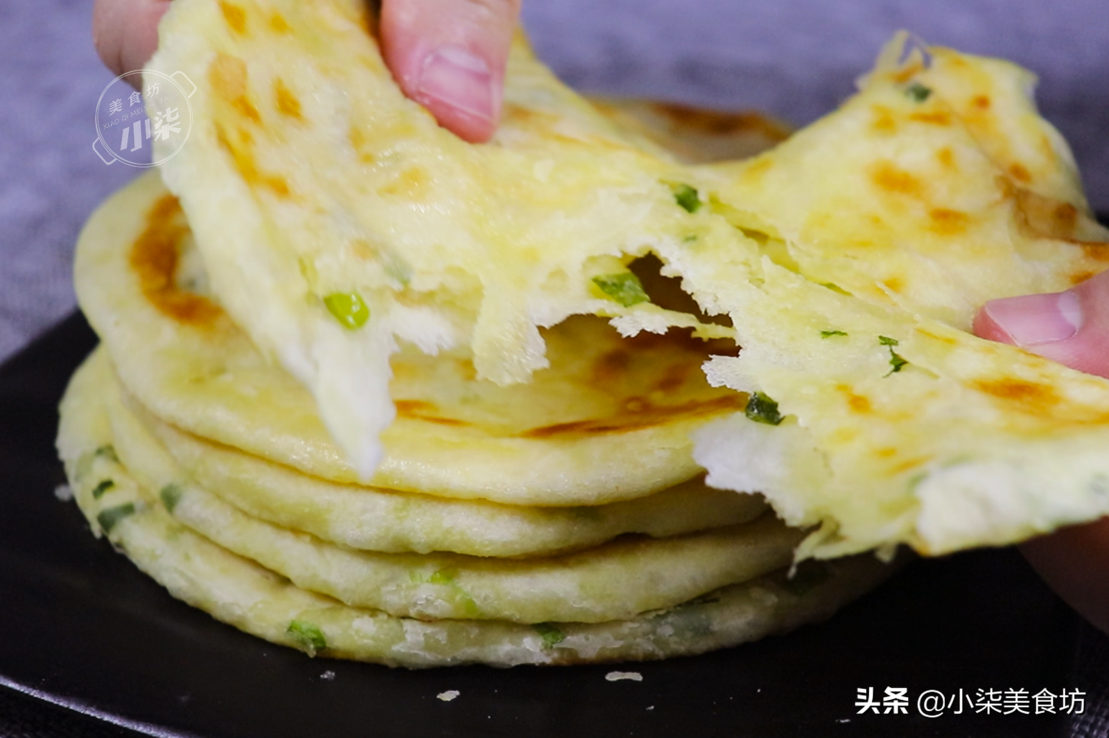 葱油饼这样做，真的是太香了，一周吃7次都不腻，详细做法教会你