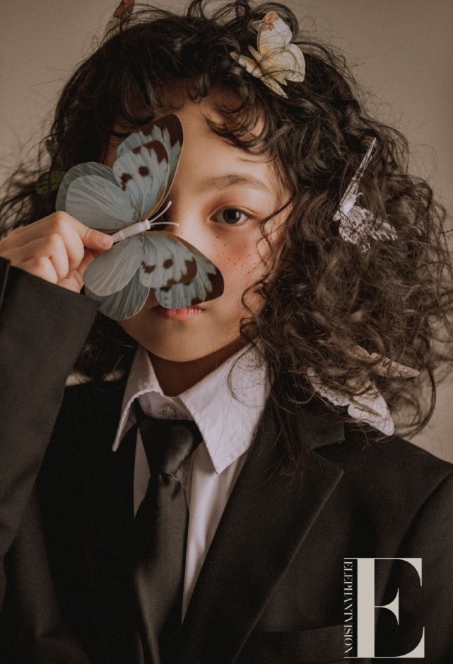 小山竹最新寫真，一改俏皮可愛模樣，燙了頭髮換了新妝容太驚艷