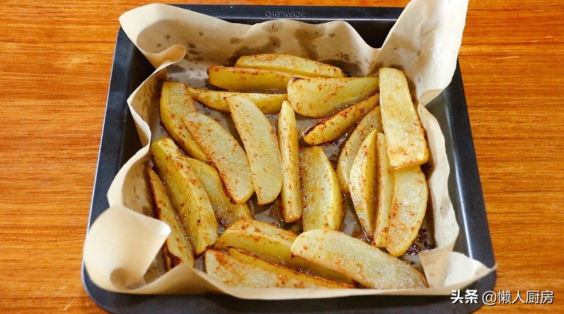 土豆不用炒，撒點辣椒面和燒烤粉，比炸著吃的省油，鹹香軟糯