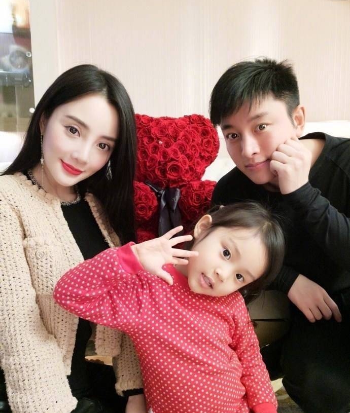 李小璐曬與女兒同框，甜馨戴漁夫帽文靜淑女，越來越有女神範兒