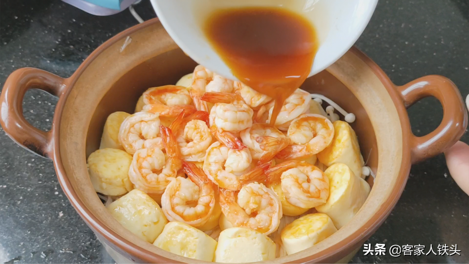 金针菇加豆腐最好吃的做法，鲜香味美，味道真不一样，汁都吃不剩