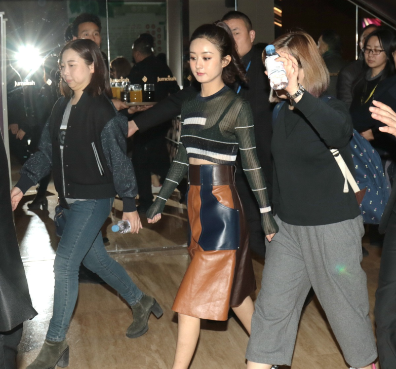 赵丽颖气质好乖巧，穿帅气的短皮裙，看起来还