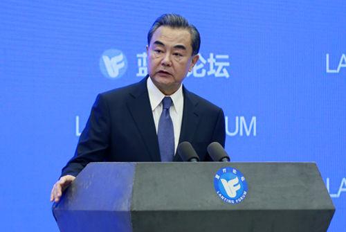 中国的目标是超越美国，印度只是一过河的小兵，一小卒就能办他