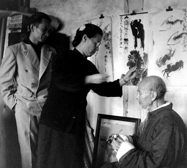 1948年11月，齐白石在北平绘画的老照片！注意，并不是抓拍