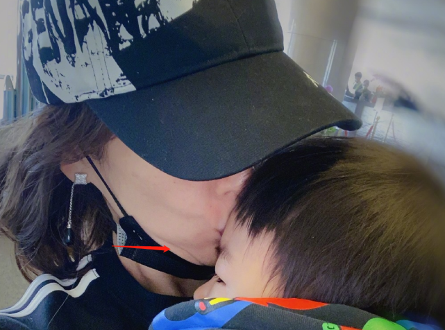 章子怡曬母子溫馨合照，親兒子擠出雙下巴，弟弟露側臉單眼皮搶鏡