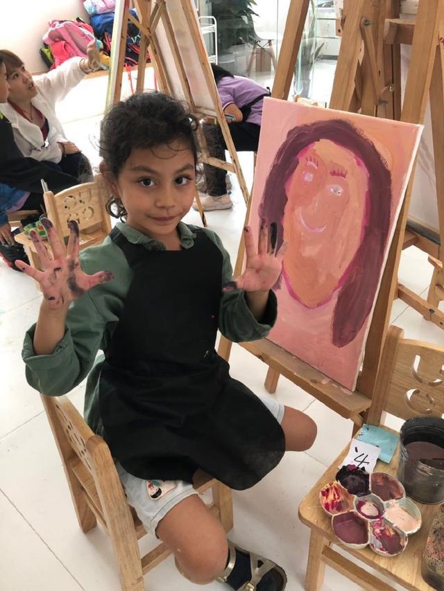 劉燁妻子曬女兒九歲生日照，雙眼有神皮膚黑，一對兔牙搶鏡