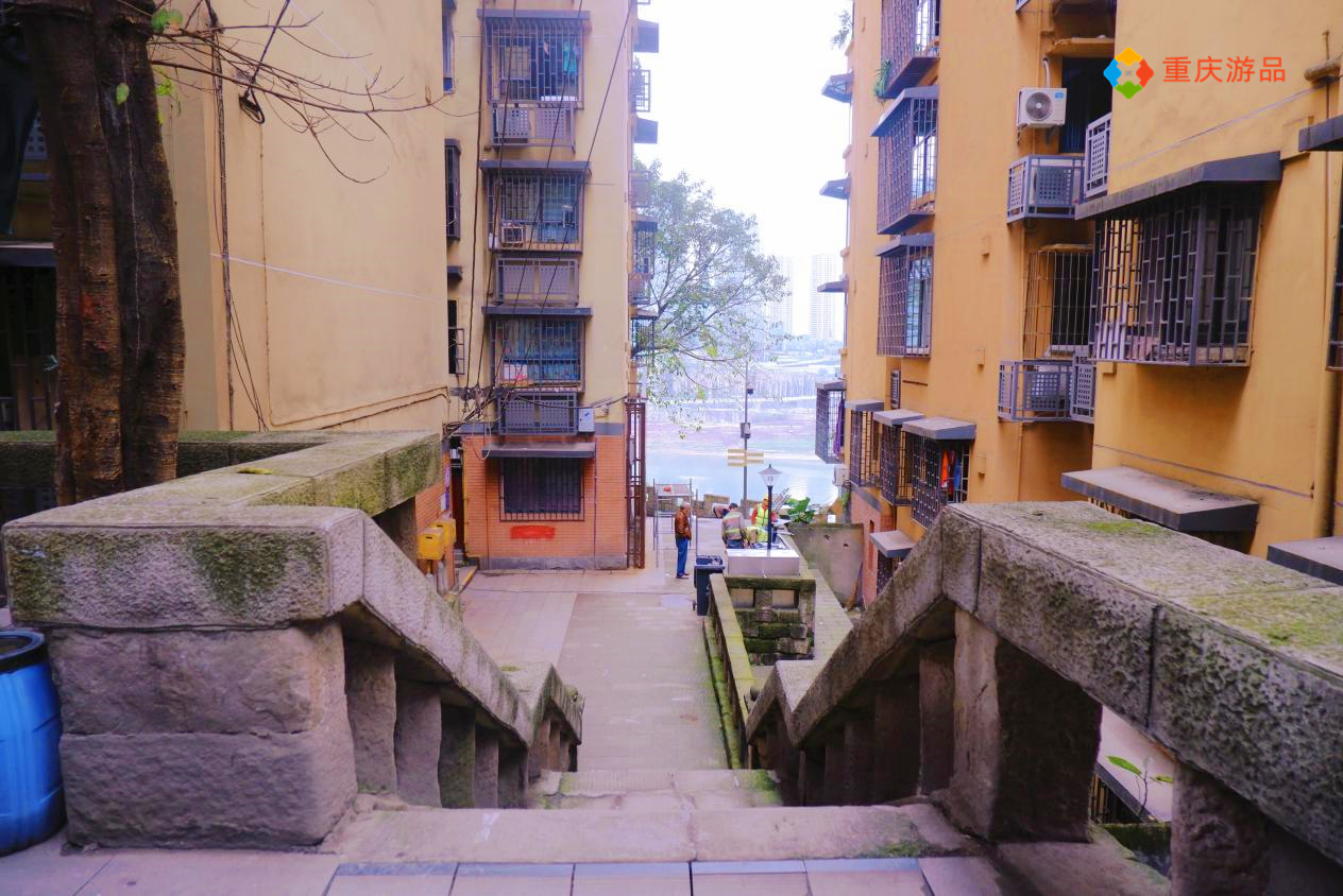 神奇的重庆戴家巷崖壁步道：高低落差60米，300米栈道都悬空