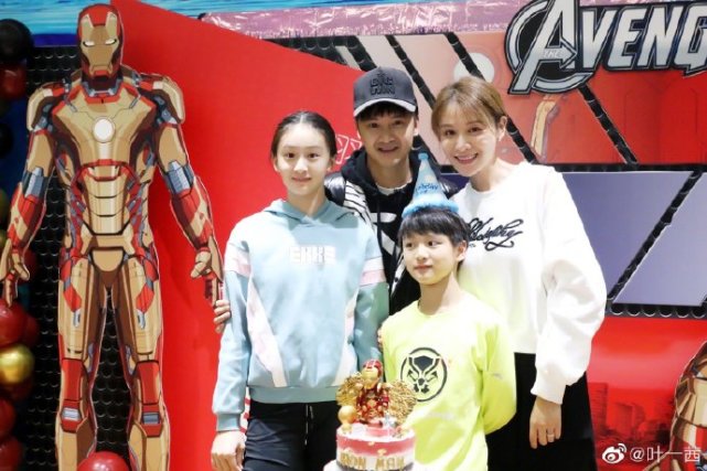 田亮一家四口整齐跨年，12岁森碟女团腿太优越，一家人越长越像