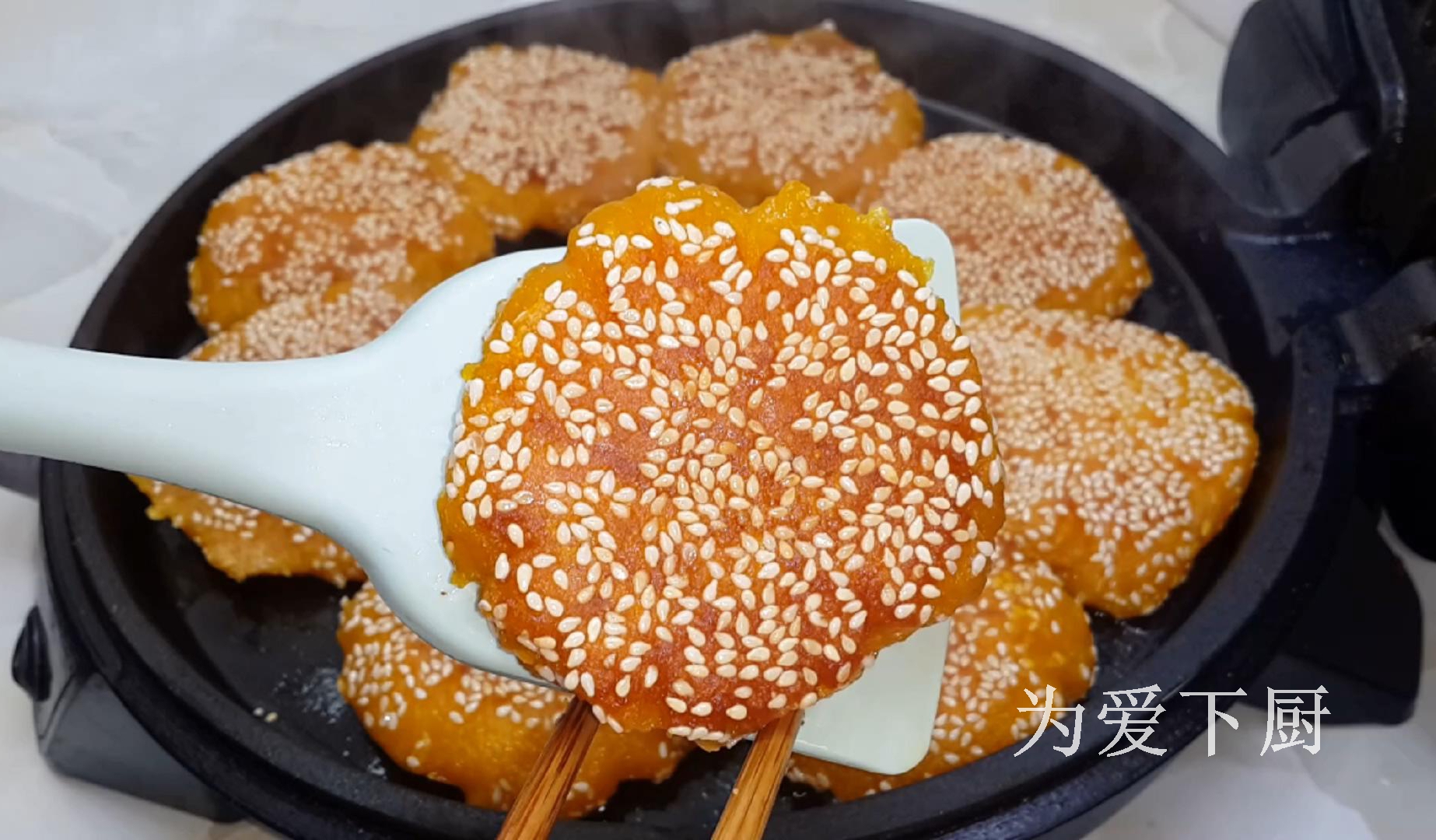 烙南瓜餅時，記住不要直接烙餅，大廚教你兩招，個個軟糯又香甜