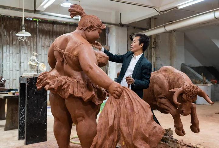 “肥女斗牛”泥稿放大，为西班牙而作