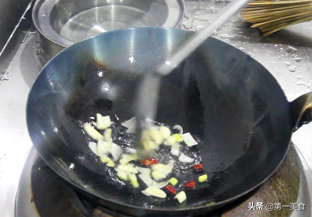 图片[7]-家常豆腐掌握做法 这两个技巧 豆腐不粘锅色泽鲜艳-起舞食谱网