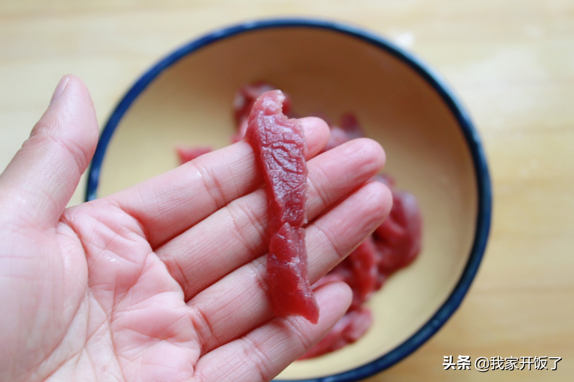 Stir-fried Beef Tenderloin with Hang Pepper. Learn to cook it. The beef tenderloin is tender and tasty without getting old. The skills are all here
