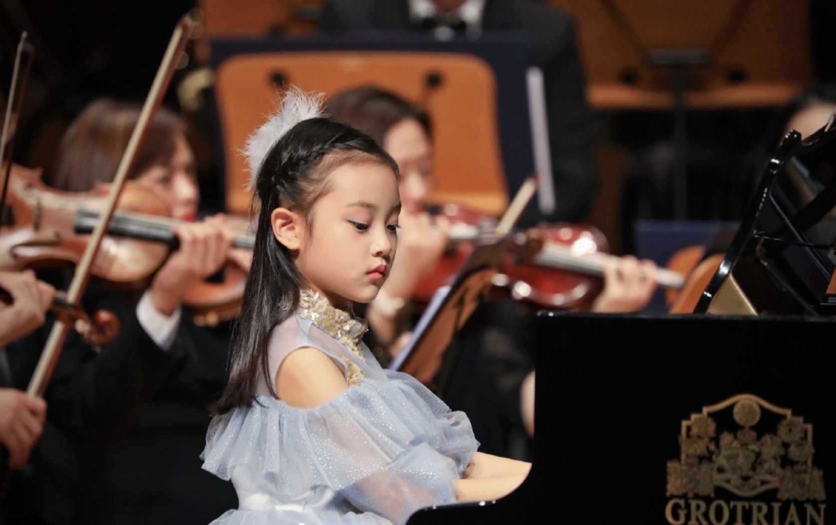 李小璐帶女兒遊故宮，甜馨輕鬆翻跟頭，被媽媽背在背上互動溫馨