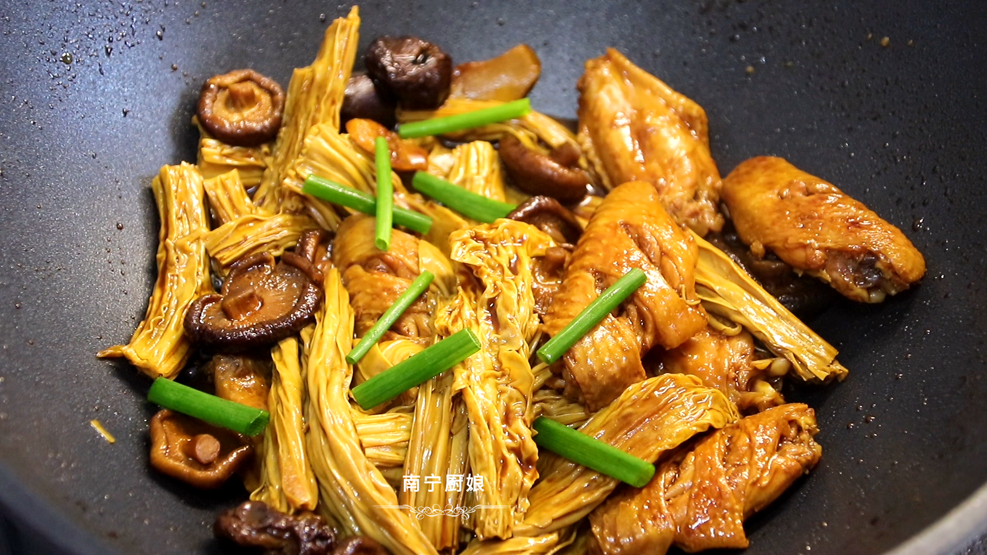 做红烧鸡翅，很多人下锅前就做错了，难怪做出来肉质发柴、腥味重