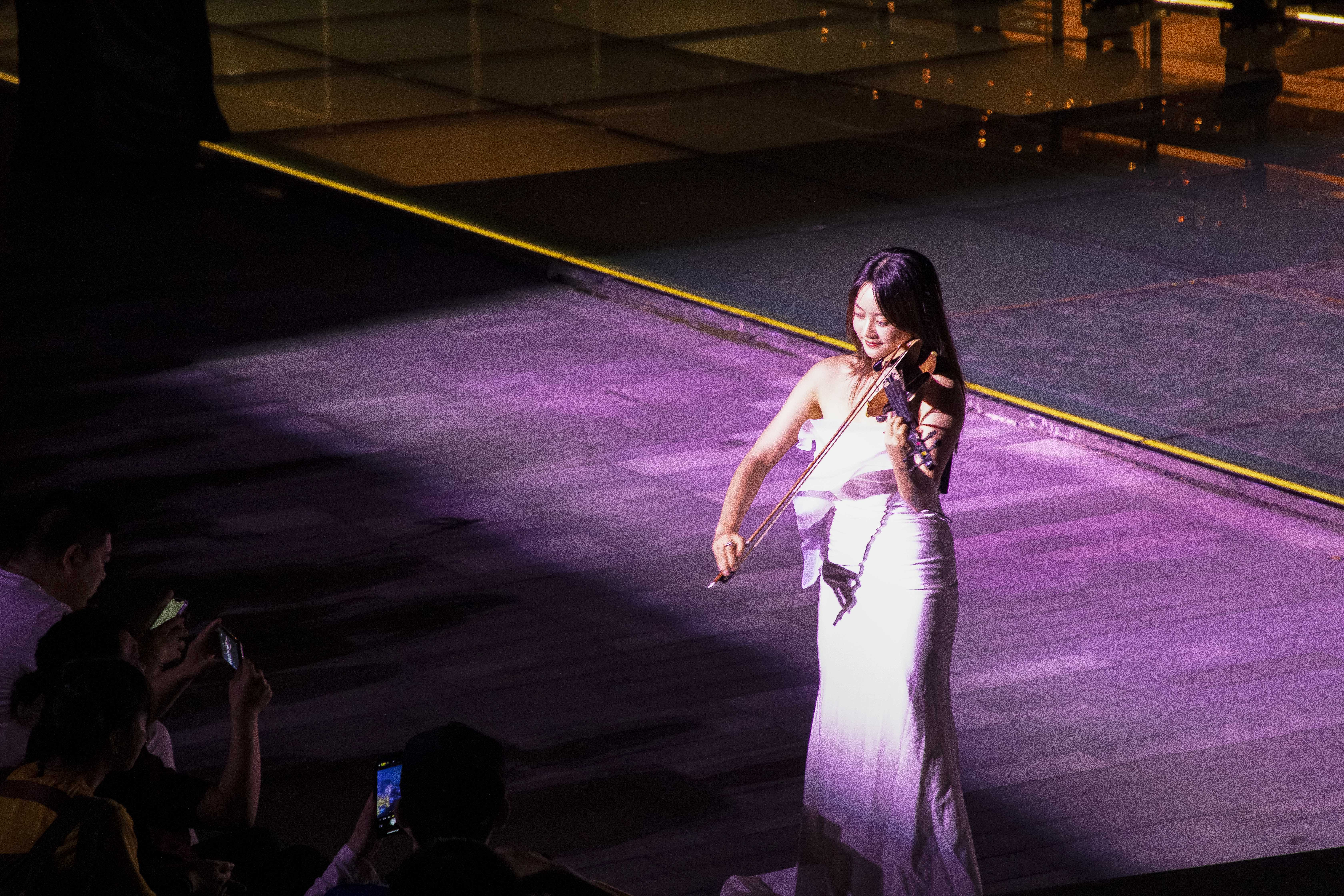 夜游上海新去处，这里有精彩的表演，也有让人沉醉的城市夜景