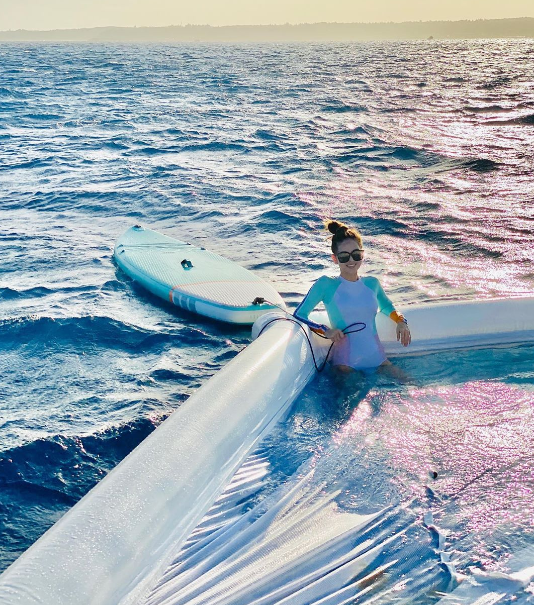 昆凌海滩度假笑容甜美，身材完全不像生过孩子，女儿打扮时髦